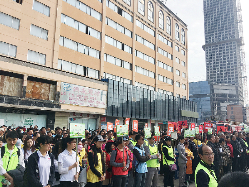 2017年3月5日，是我国第54个学雷锋纪念日。3月份的春天万物复苏，百花齐放。阳光透过淡薄的云层照耀着大地，它的万道金光愉快地普照着万物。春风拂面,是那么清柔,那么亲切,就像是雷锋的精神一直温暖着、鼓舞着我们!