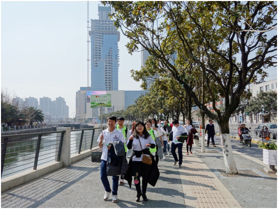 一路上，志愿者把“学雷锋践行动 树新风做好事 做志愿者”的精神传扬到大街小巷，把雷锋为人民服务的志愿精神带到城市的每个角落。